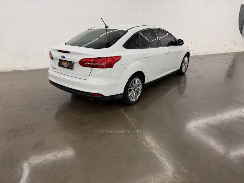 FORD - FOCUS - 2017/2018 - Branca - R$ 59.900,00