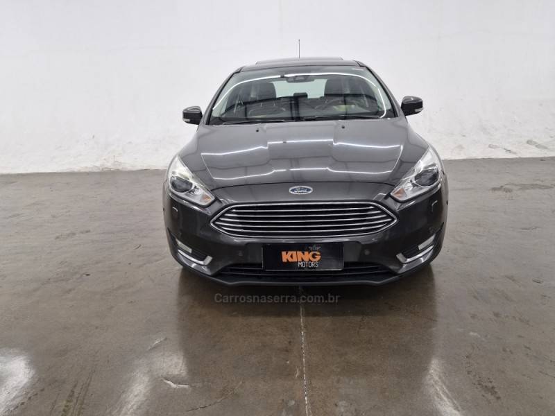 FORD - FOCUS - 2017/2018 - Cinza - R$ 79.900,00