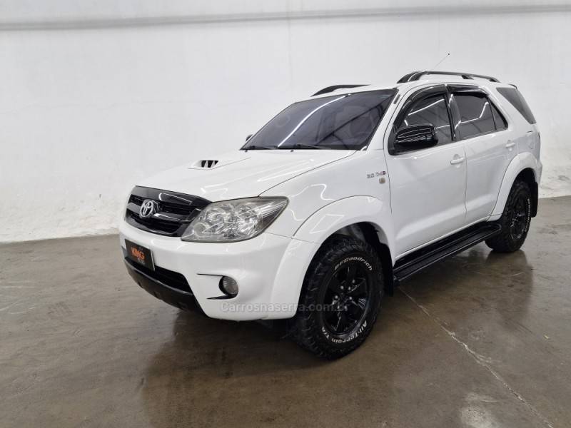 TOYOTA - HILUX SW4 - 2006/2006 - Branca - R$ 99.900,00