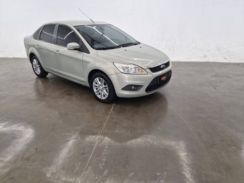 FORD - FOCUS - 2010/2011 - Prata - R$ 41.900,00