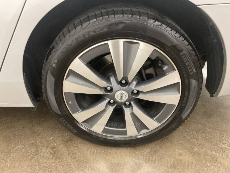 NISSAN - SENTRA - 2016/2017 - Prata - R$ 67.900,00