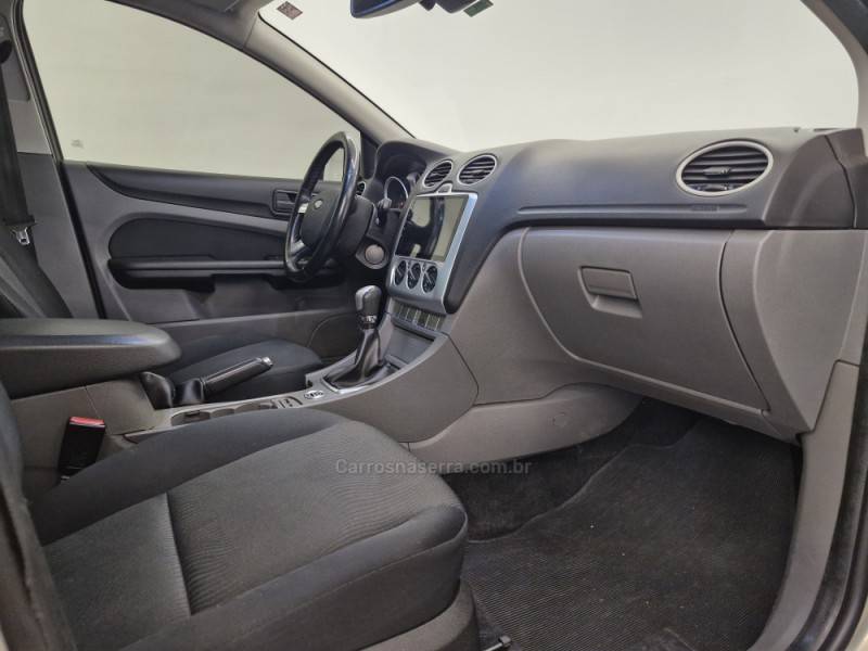 FORD - FOCUS - 2010/2011 - Prata - R$ 41.900,00