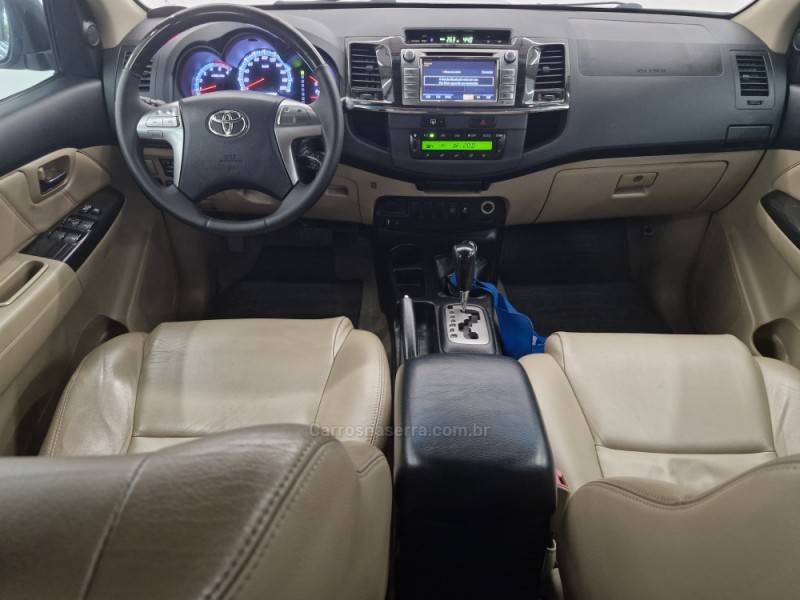 TOYOTA - HILUX SW4 - 2015/2015 - Prata - R$ 159.900,00