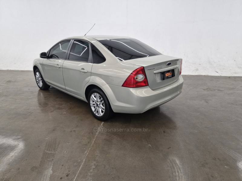 FORD - FOCUS - 2010/2011 - Prata - R$ 41.900,00
