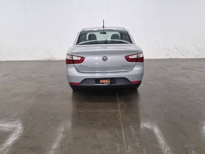 FIAT - GRAND SIENA - 2015/2016 - Prata - R$ 41.900,00