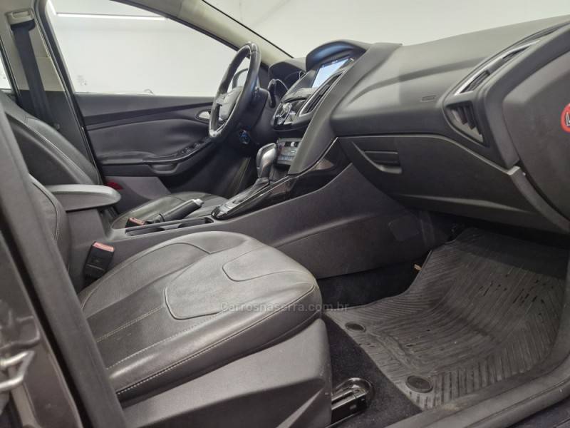 FORD - FOCUS - 2017/2018 - Cinza - R$ 79.900,00