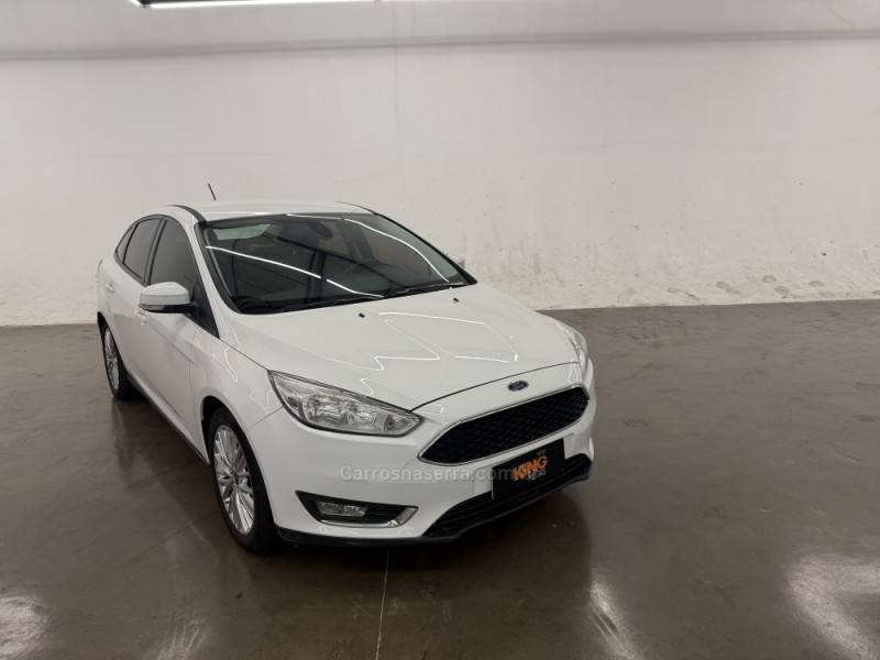 FORD - FOCUS - 2017/2018 - Branca - R$ 59.900,00