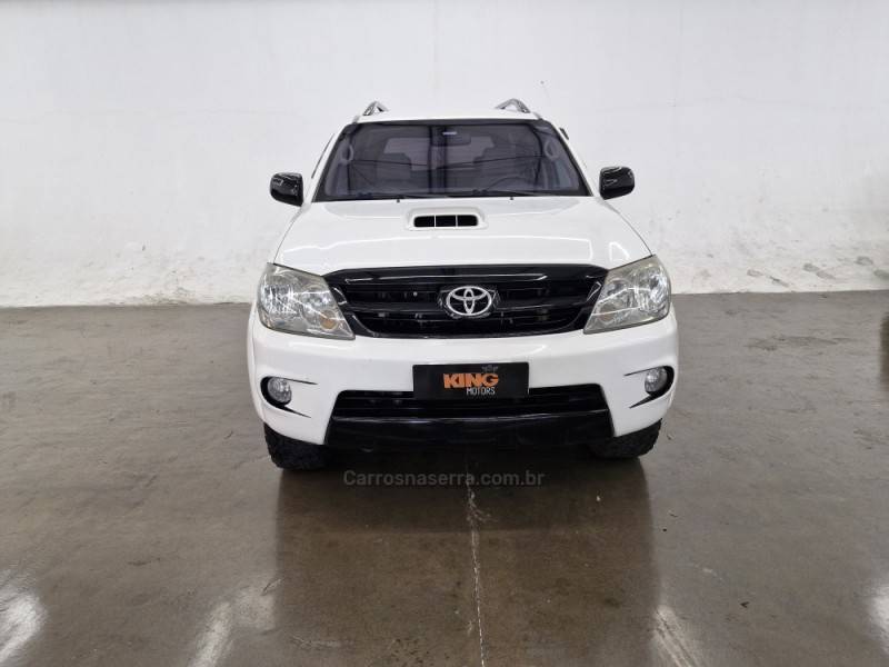 TOYOTA - HILUX SW4 - 2006/2006 - Branca - R$ 99.900,00