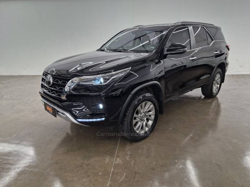 TOYOTA - HILUX SW4 - 2023/2024 - Preta - R$ 345.900,00