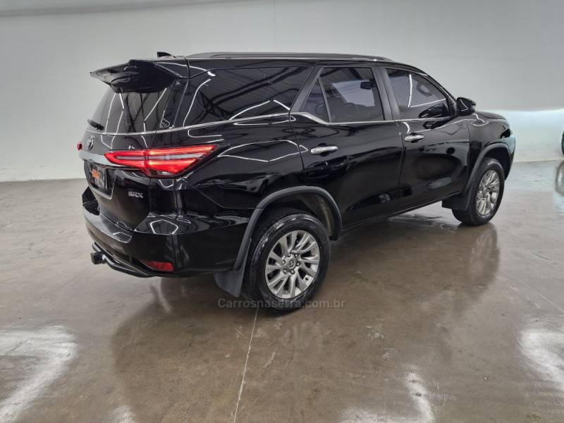 TOYOTA - HILUX SW4 - 2023/2024 - Preta - R$ 345.900,00