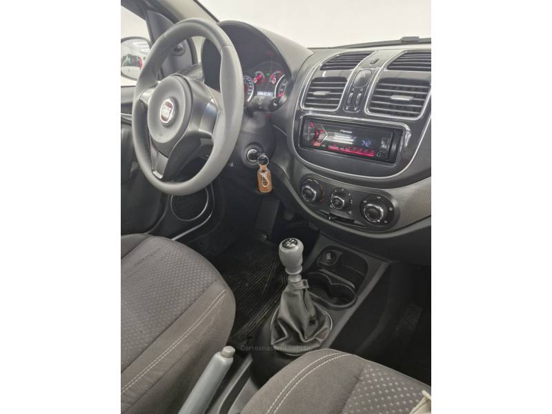 FIAT - GRAND SIENA - 2015/2016 - Prata - R$ 41.900,00