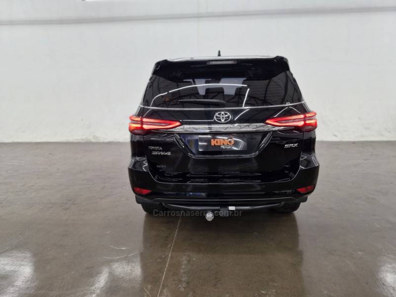TOYOTA - HILUX SW4 - 2023/2024 - Preta - R$ 345.900,00