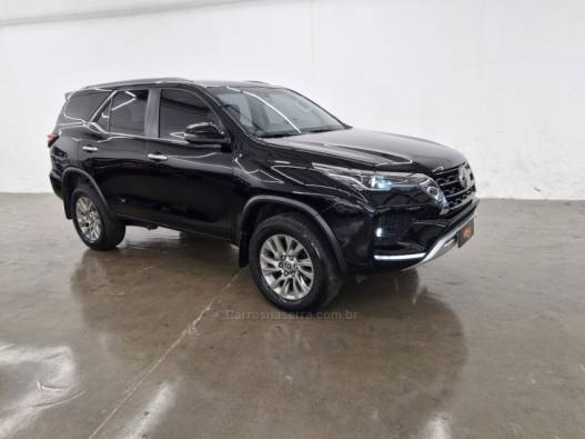 TOYOTA - HILUX SW4 - 2023/2024 - Preta - R$ 345.900,00