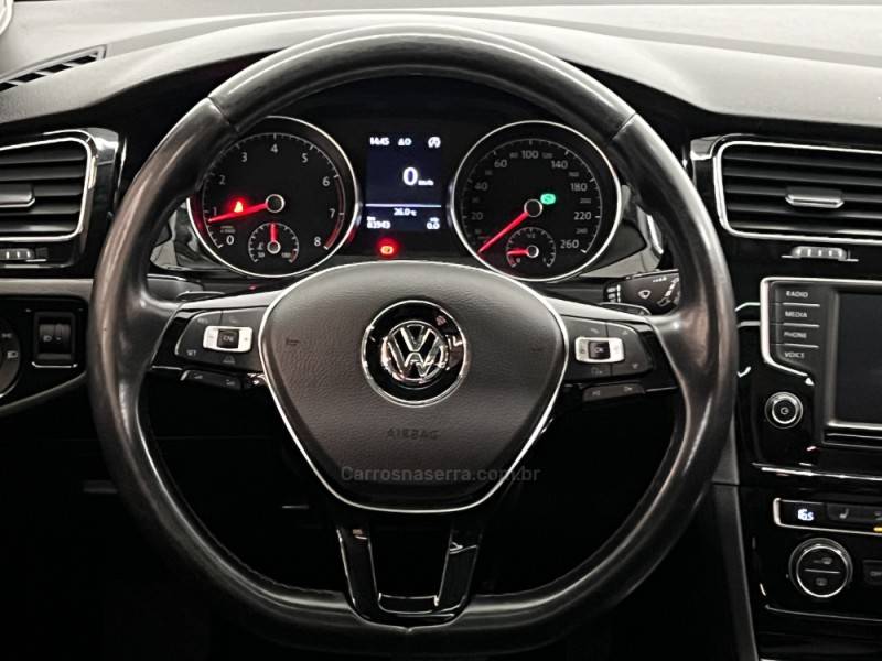 VOLKSWAGEN - GOLF - 2015/2016 - Preta - R$ 91.900,00