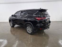 TOYOTA - HILUX SW4 - 2023/2024 - Preta - R$ 345.900,00