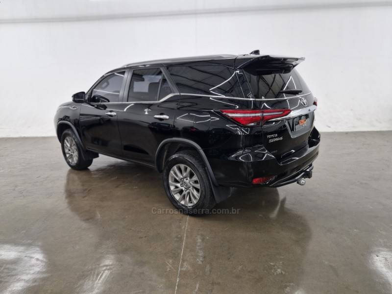 TOYOTA - HILUX SW4 - 2023/2024 - Preta - R$ 345.900,00
