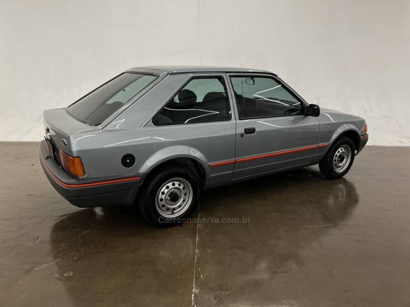 FORD - ESCORT - 1994/1994 - Cinza - R$ 25.900,00