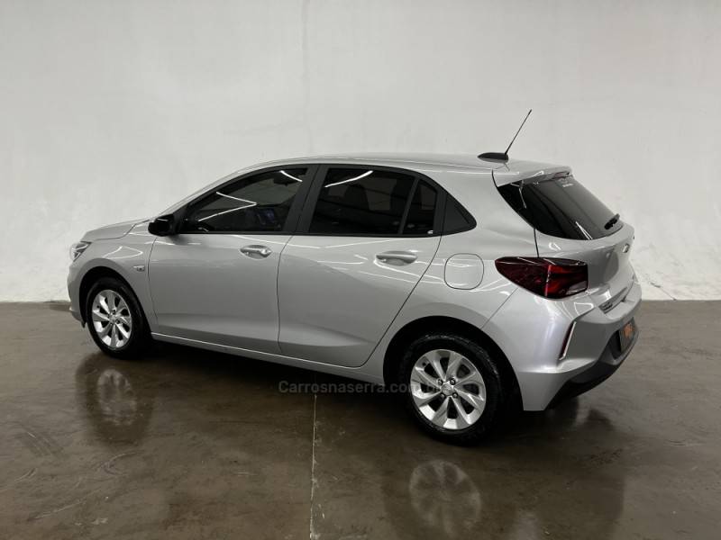 CHEVROLET - ONIX - 2021/2022 - Prata - R$ 82.900,00