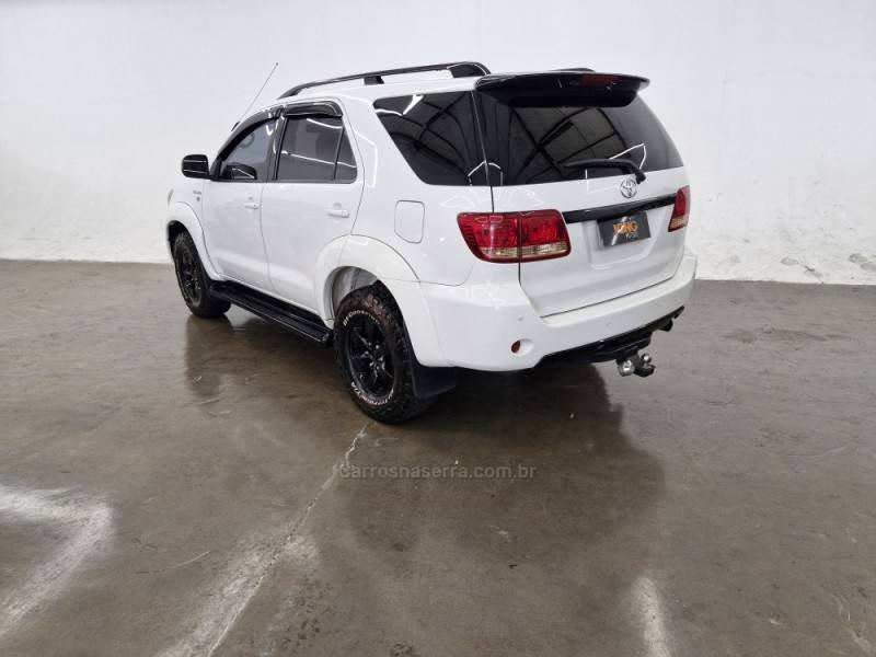 TOYOTA - HILUX SW4 - 2006/2006 - Branca - R$ 99.900,00