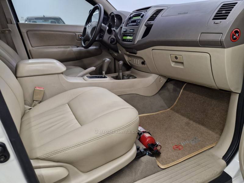 TOYOTA - HILUX SW4 - 2006/2006 - Branca - R$ 99.900,00