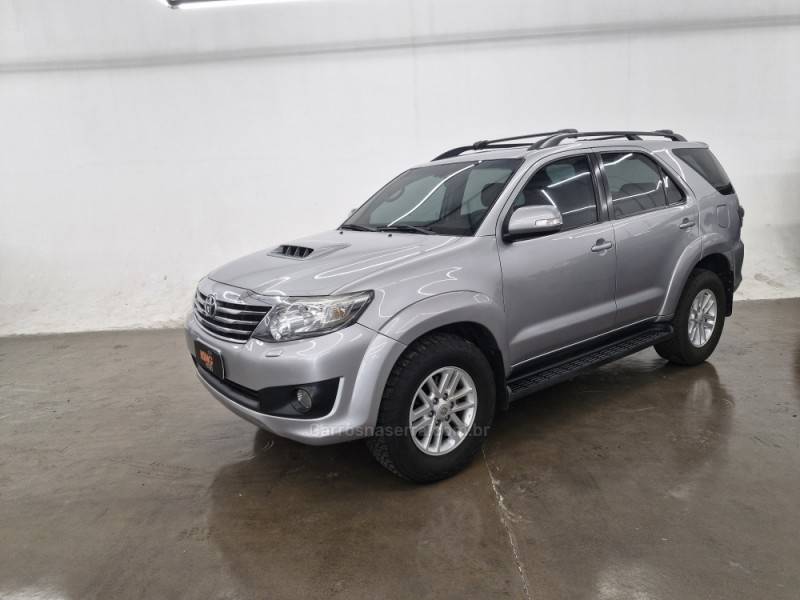 TOYOTA - HILUX SW4 - 2015/2015 - Prata - R$ 159.900,00