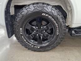 TOYOTA - HILUX SW4 - 2006/2006 - Branca - R$ 99.900,00