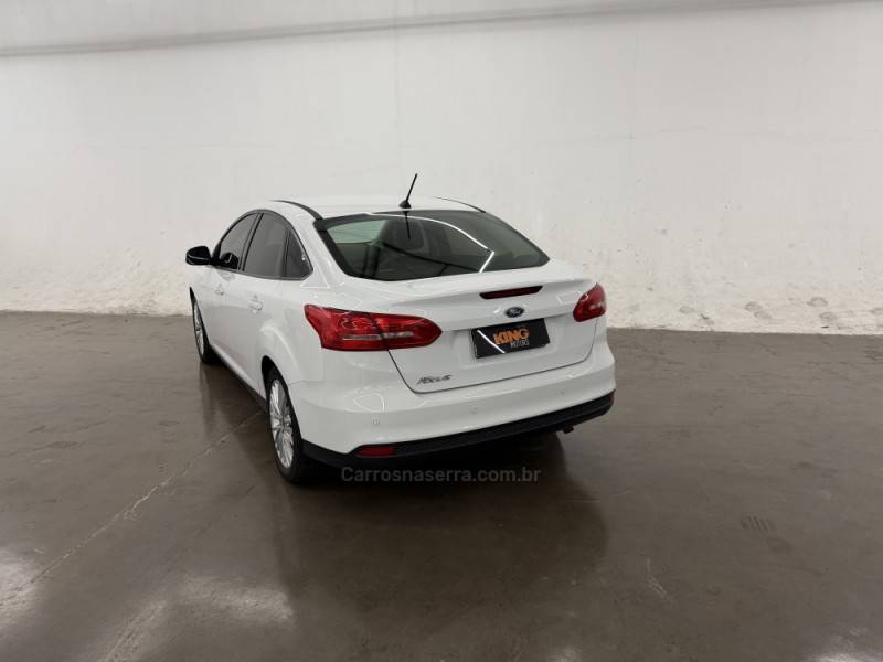 FORD - FOCUS - 2017/2018 - Branca - R$ 59.900,00