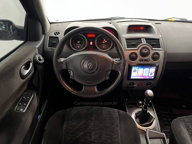 RENAULT - MÉGANE - 2008/2009 - Preta - R$ 30.900,00