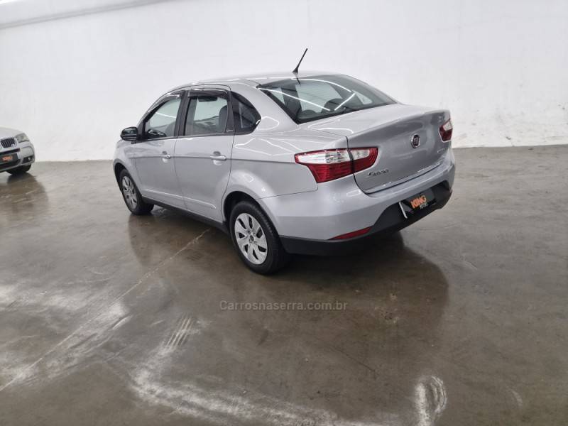 FIAT - GRAND SIENA - 2015/2016 - Prata - R$ 41.900,00
