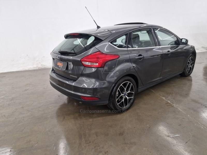FORD - FOCUS - 2017/2018 - Cinza - R$ 79.900,00