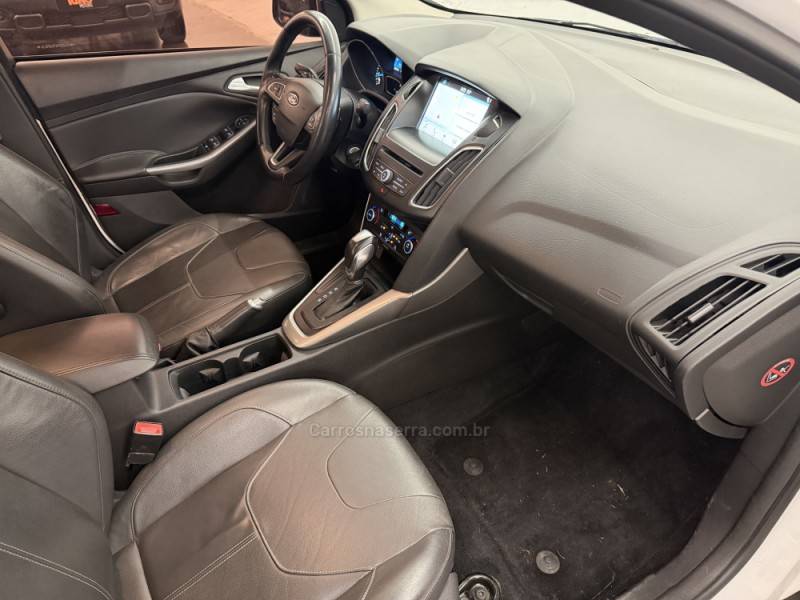 FORD - FOCUS - 2017/2018 - Branca - R$ 59.900,00
