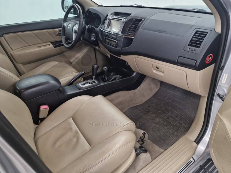 TOYOTA - HILUX SW4 - 2015/2015 - Prata - R$ 159.900,00