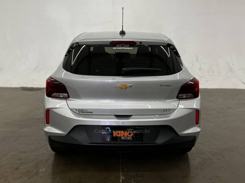 CHEVROLET - ONIX - 2021/2022 - Prata - R$ 82.900,00