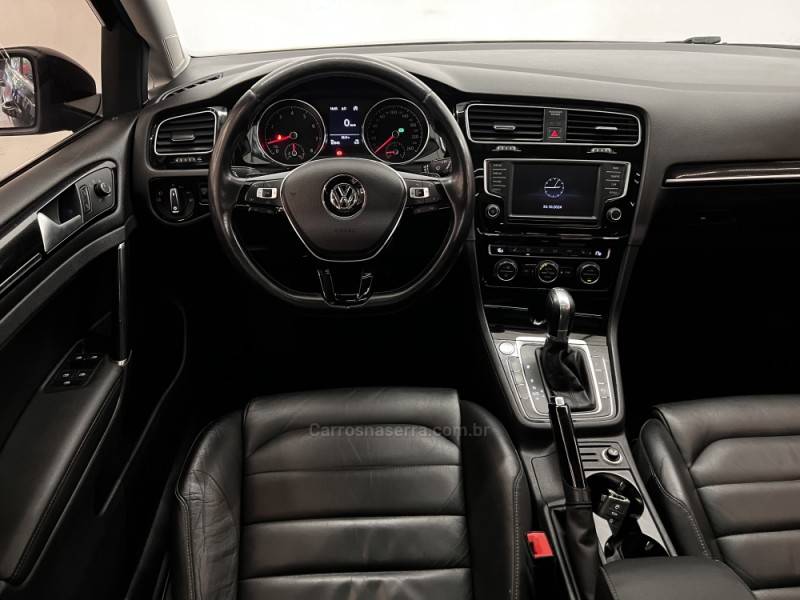 VOLKSWAGEN - GOLF - 2015/2016 - Preta - R$ 91.900,00