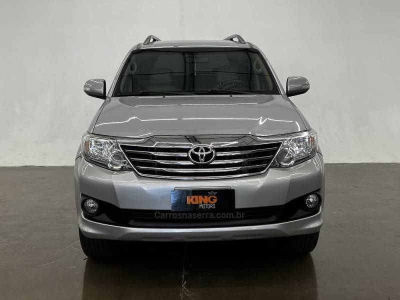 TOYOTA - HILUX SW4 - 2015/2015 - Prata - R$ 124.900,00