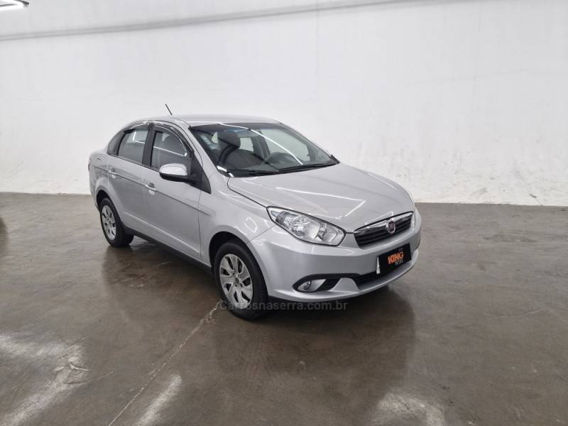 FIAT - GRAND SIENA - 2015/2016 - Prata - R$ 41.900,00