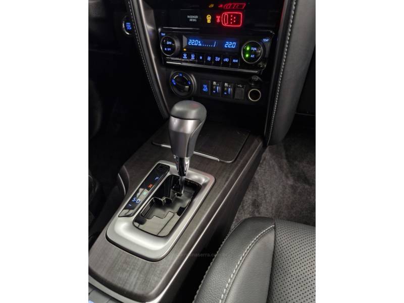 TOYOTA - HILUX SW4 - 2023/2024 - Preta - R$ 345.900,00