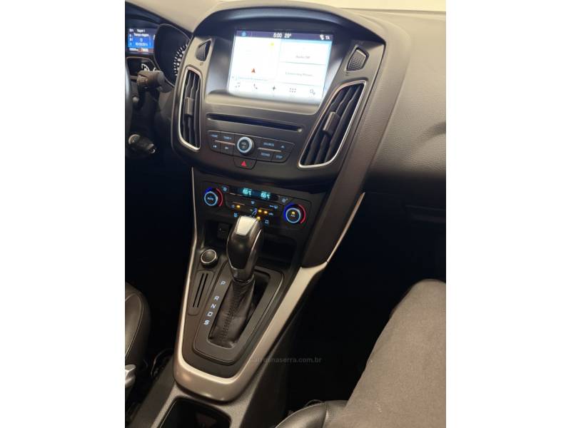 FORD - FOCUS - 2017/2018 - Branca - R$ 59.900,00