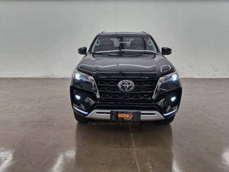 TOYOTA - HILUX SW4 - 2023/2024 - Preta - R$ 345.900,00