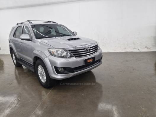 TOYOTA - HILUX SW4 - 2015/2015 - Prata - R$ 159.900,00